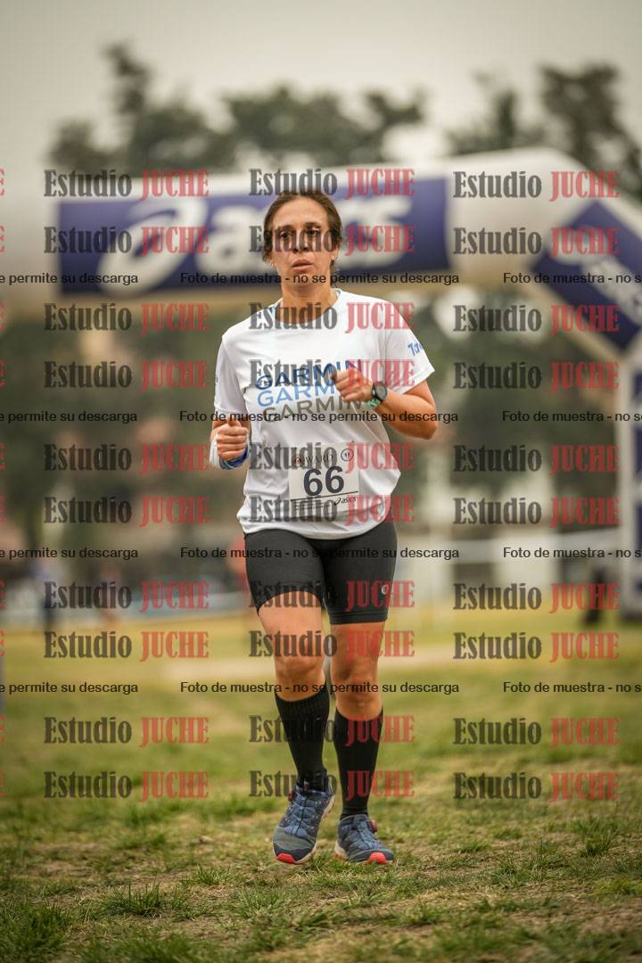 Fotos de la llegada del cross de 6000 m - running teams mujeres y varones