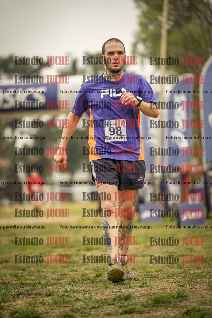 Fotos de la llegada del cross de 6000 m - running teams mujeres y varones
