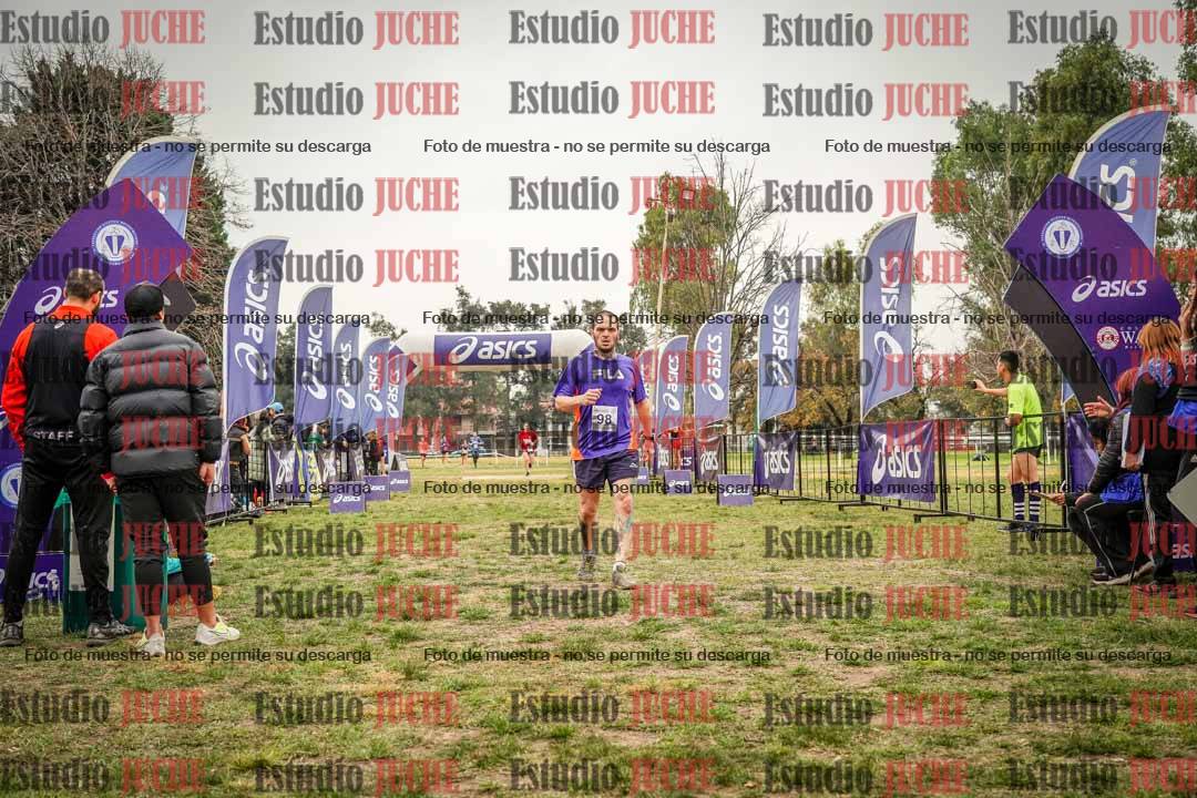 Fotos de la llegada del cross de 6000 m - running teams mujeres y varones