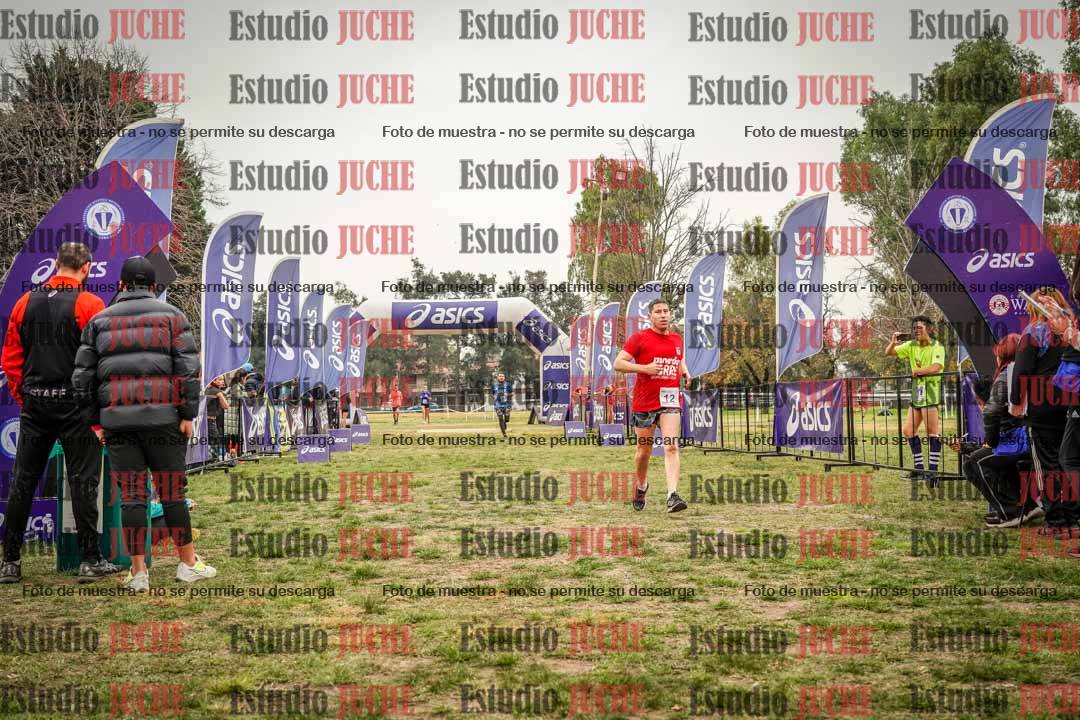 Fotos de la llegada del cross de 6000 m - running teams mujeres y varones