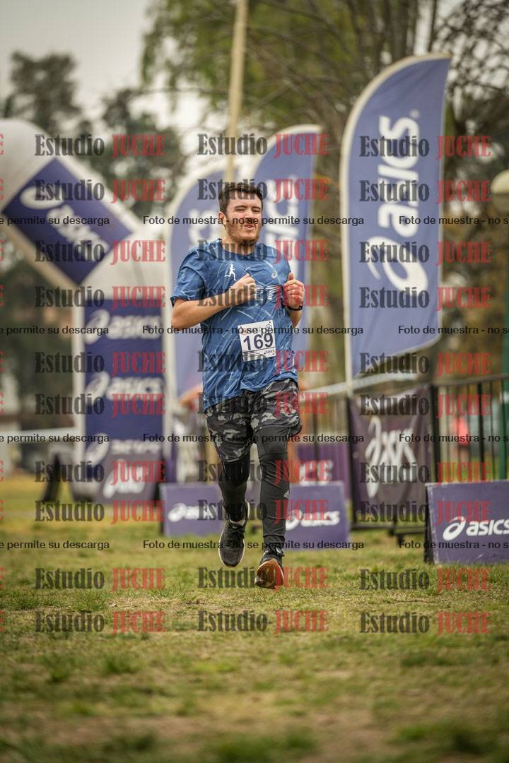 Fotos de la llegada del cross de 6000 m - running teams mujeres y varones