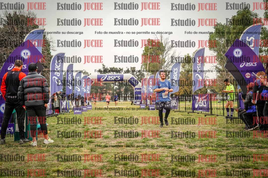 Fotos de la llegada del cross de 6000 m - running teams mujeres y varones