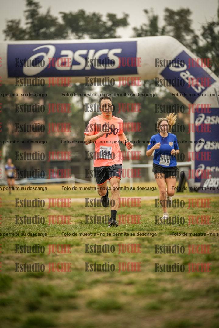 Fotos de la llegada del cross de 6000 m - running teams mujeres y varones