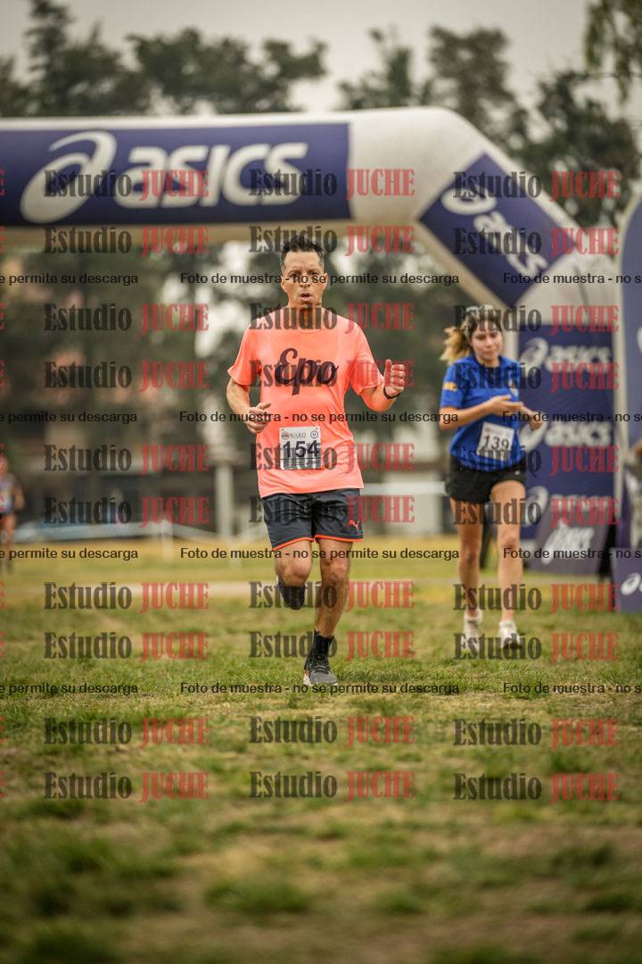 Fotos de la llegada del cross de 6000 m - running teams mujeres y varones