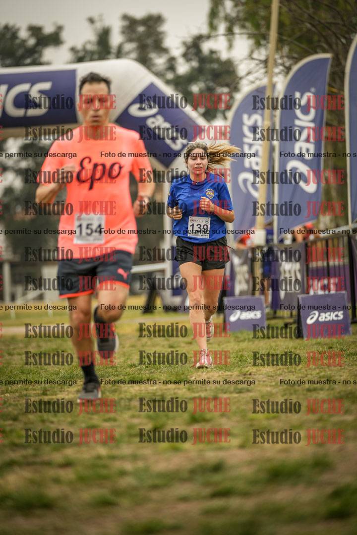 Fotos de la llegada del cross de 6000 m - running teams mujeres y varones
