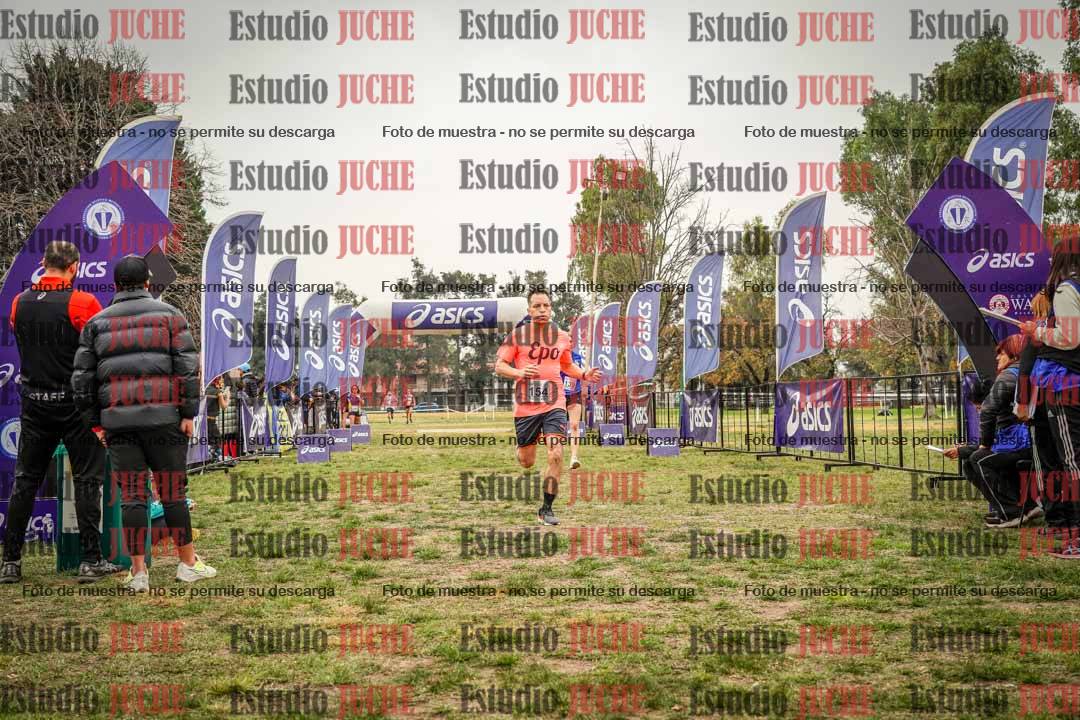 Fotos de la llegada del cross de 6000 m - running teams mujeres y varones