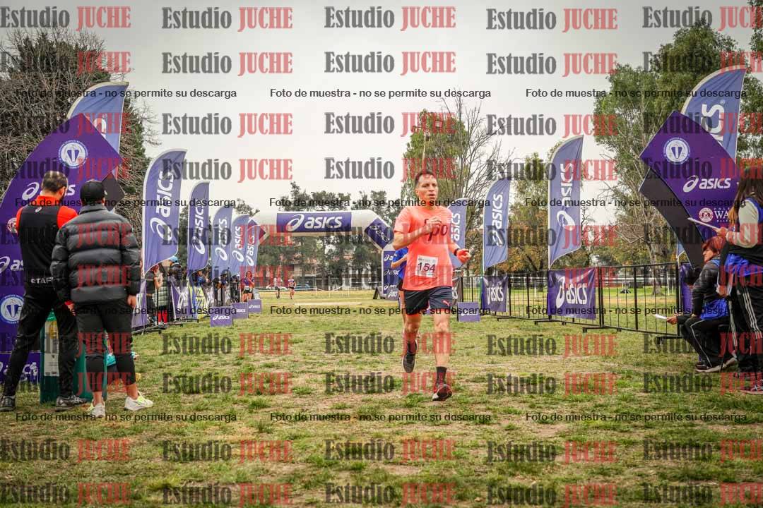 Fotos de la llegada del cross de 6000 m - running teams mujeres y varones