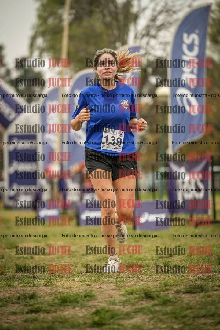 Fotos de la llegada del cross de 6000 m - running teams mujeres y varones