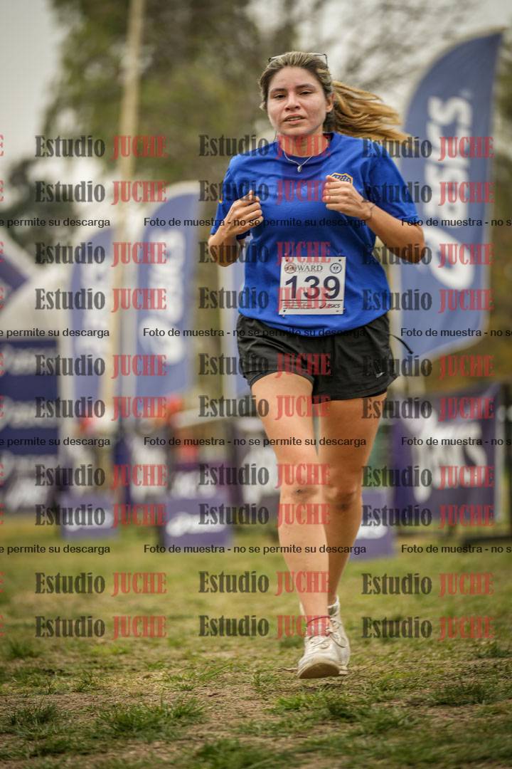 Fotos de la llegada del cross de 6000 m - running teams mujeres y varones