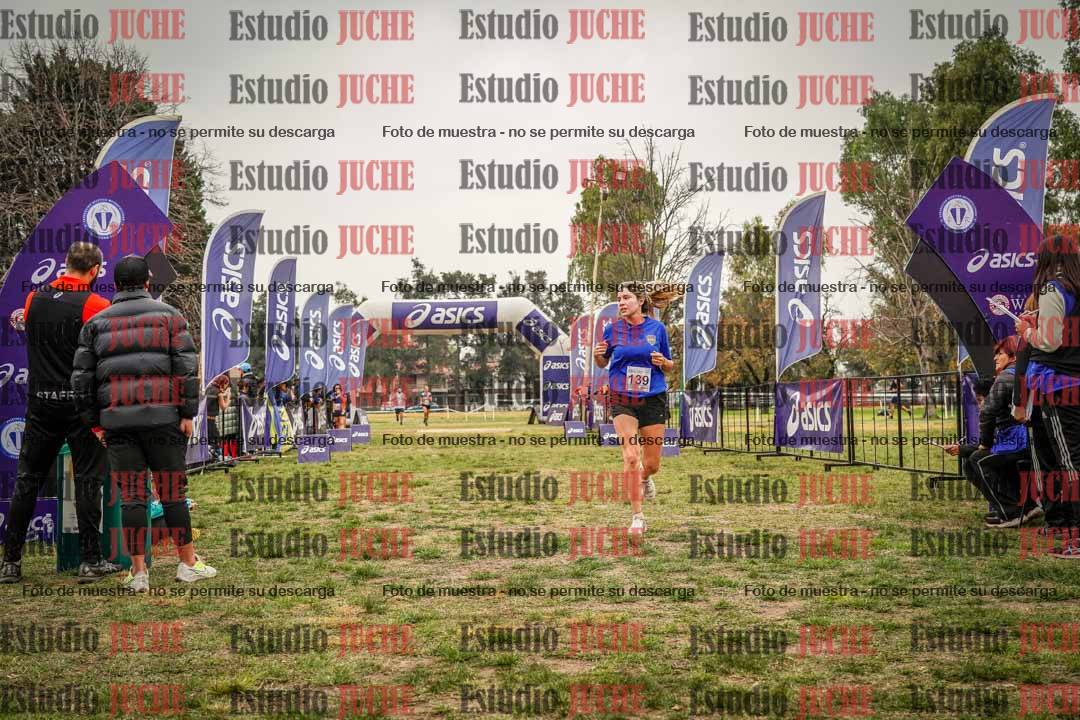 Fotos de la llegada del cross de 6000 m - running teams mujeres y varones