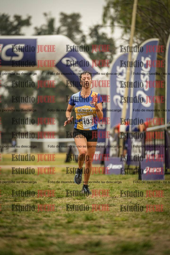 Fotos de la llegada del cross de 6000 m - running teams mujeres y varones