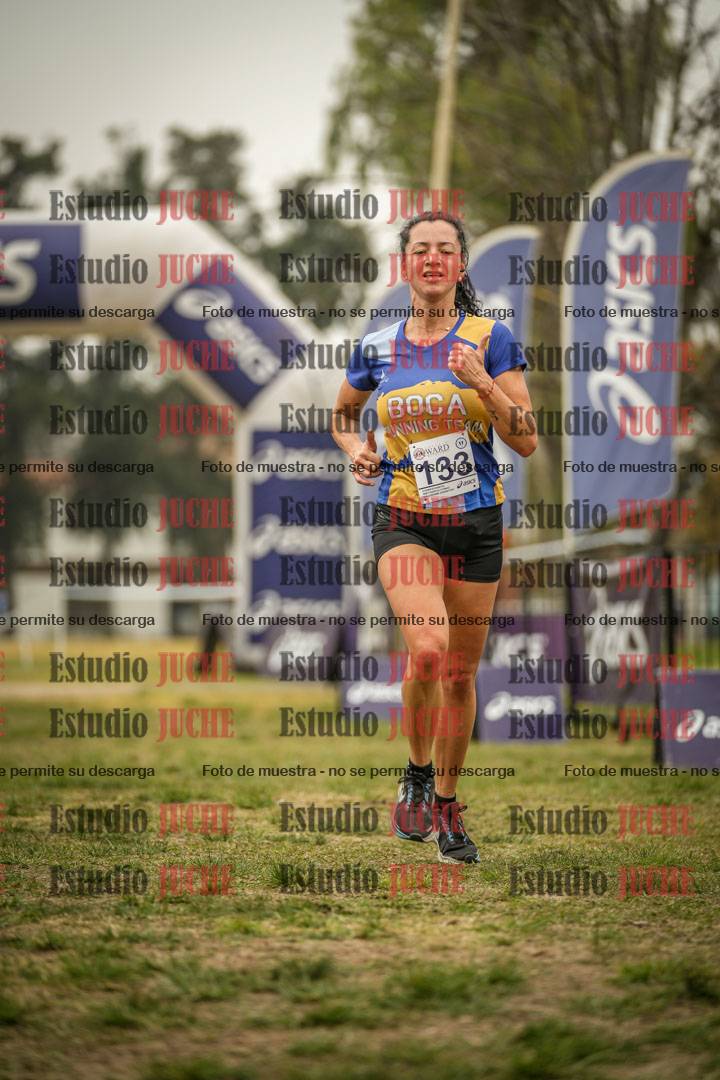 Fotos de la llegada del cross de 6000 m - running teams mujeres y varones