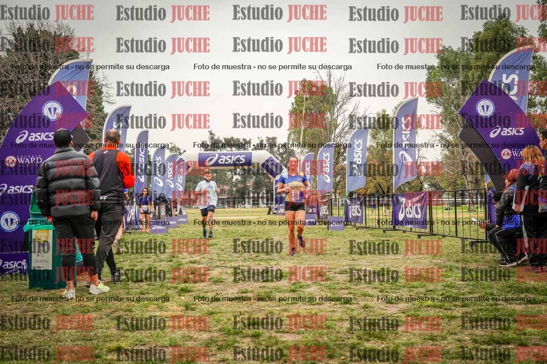 Fotos de la llegada del cross de 6000 m - running teams mujeres y varones