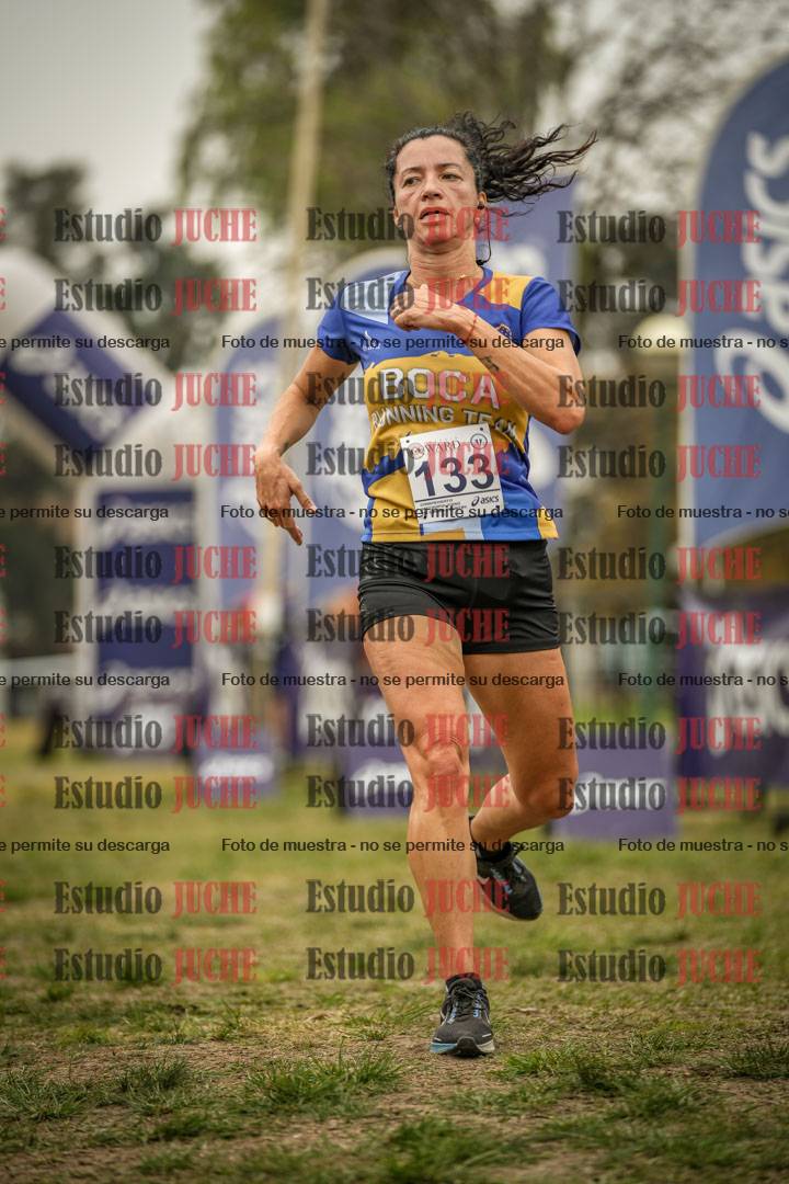 Fotos de la llegada del cross de 6000 m - running teams mujeres y varones