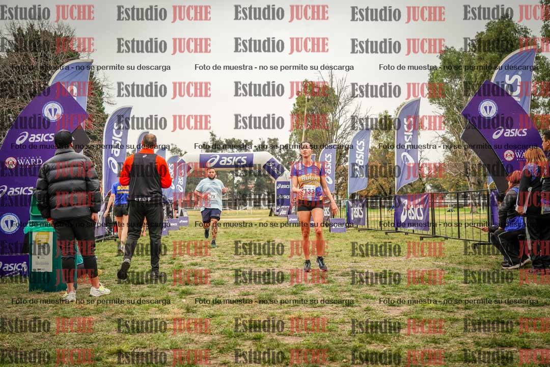 Fotos de la llegada del cross de 6000 m - running teams mujeres y varones