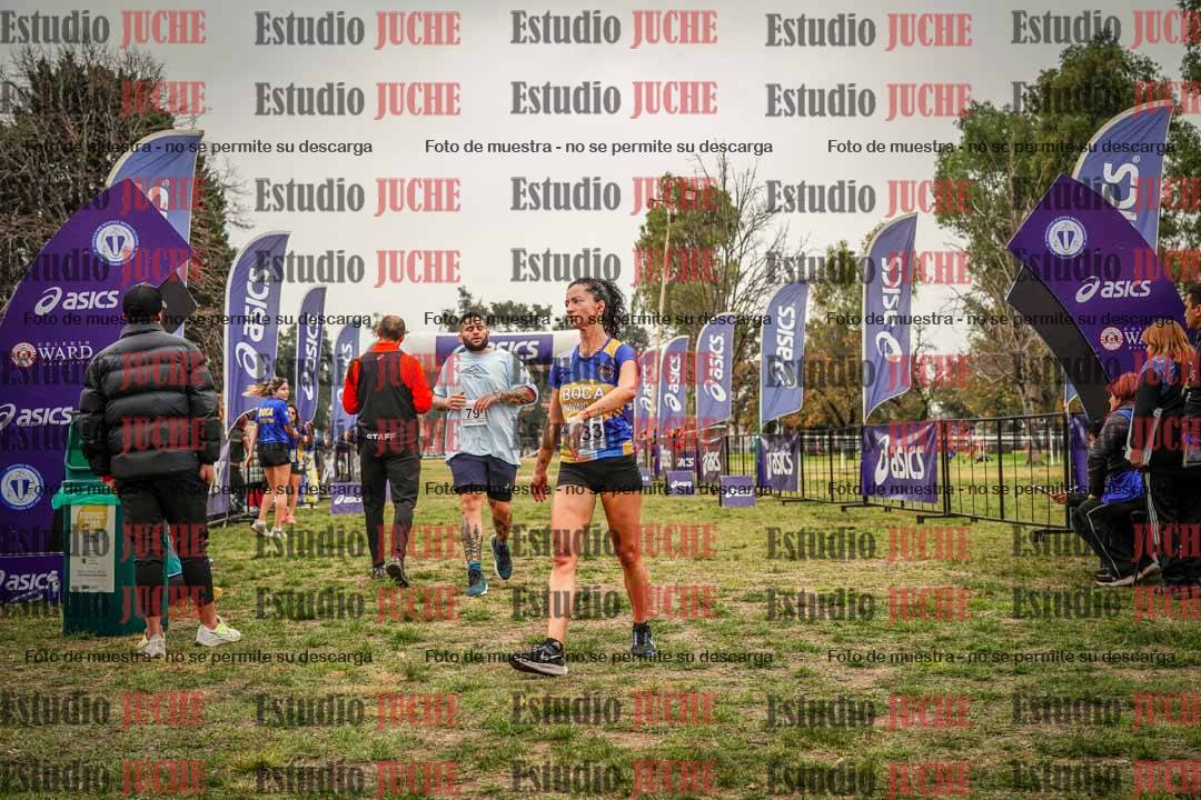 Fotos de la llegada del cross de 6000 m - running teams mujeres y varones