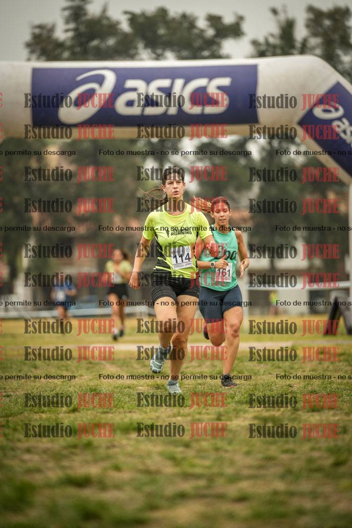 Fotos de la llegada del cross de 6000 m - running teams mujeres y varones