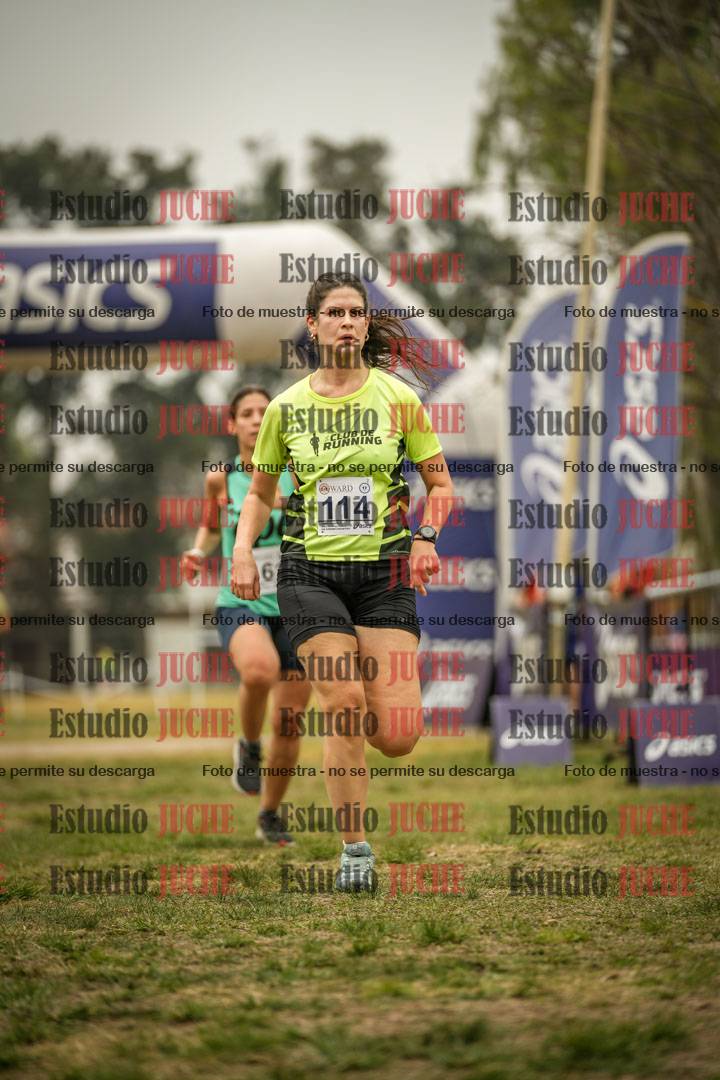 Fotos de la llegada del cross de 6000 m - running teams mujeres y varones