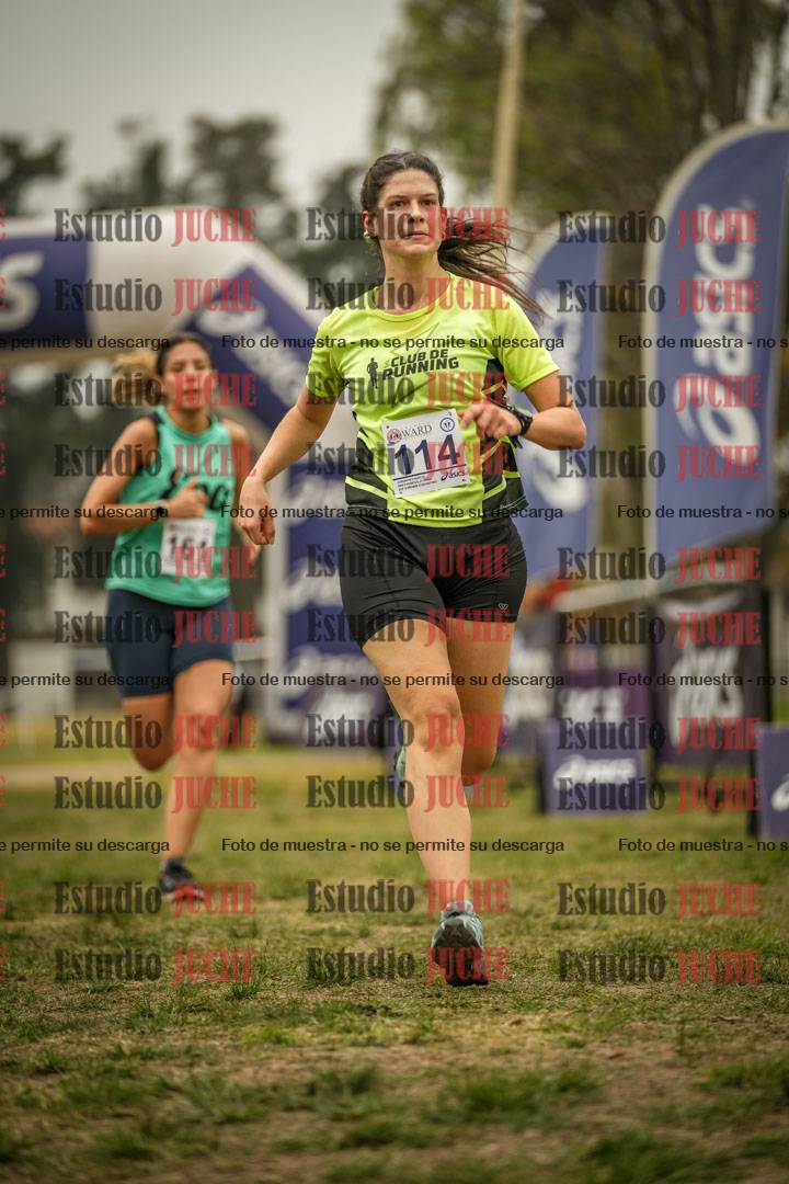 Fotos de la llegada del cross de 6000 m - running teams mujeres y varones