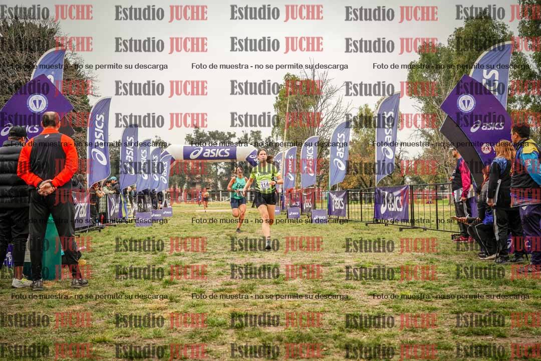 Fotos de la llegada del cross de 6000 m - running teams mujeres y varones