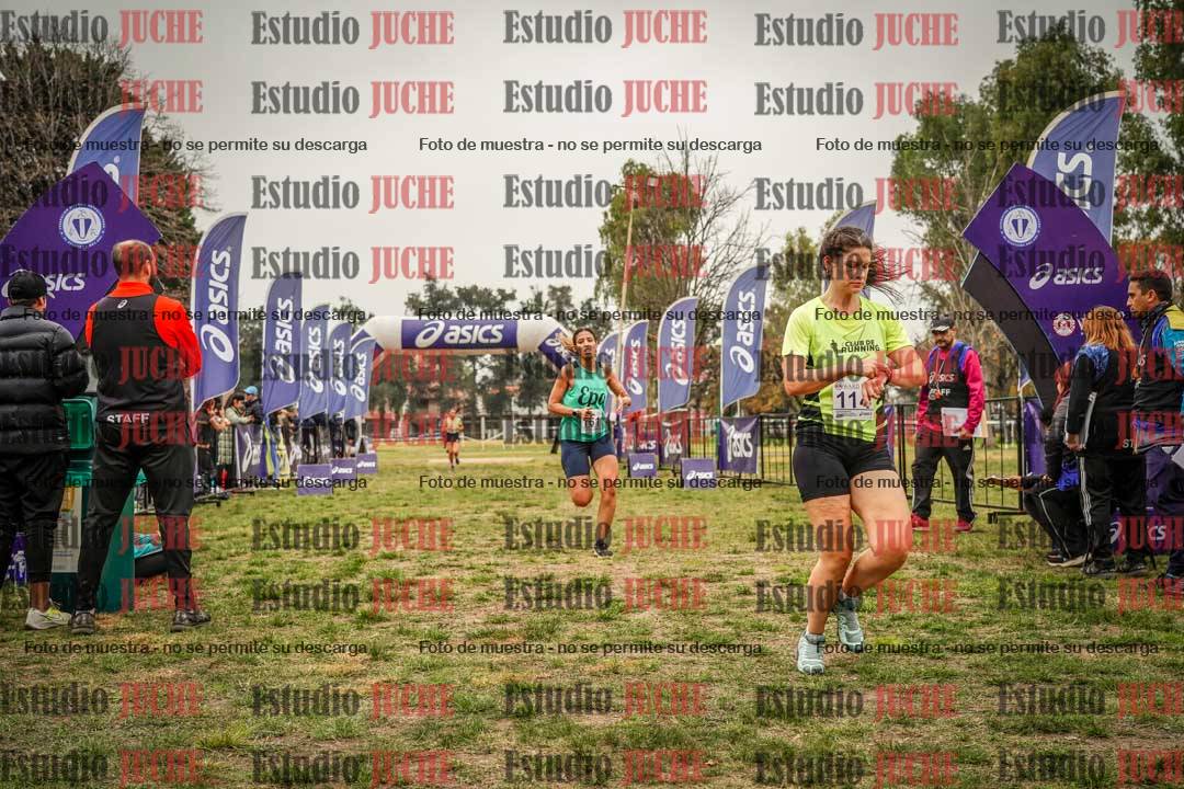 Fotos de la llegada del cross de 6000 m - running teams mujeres y varones