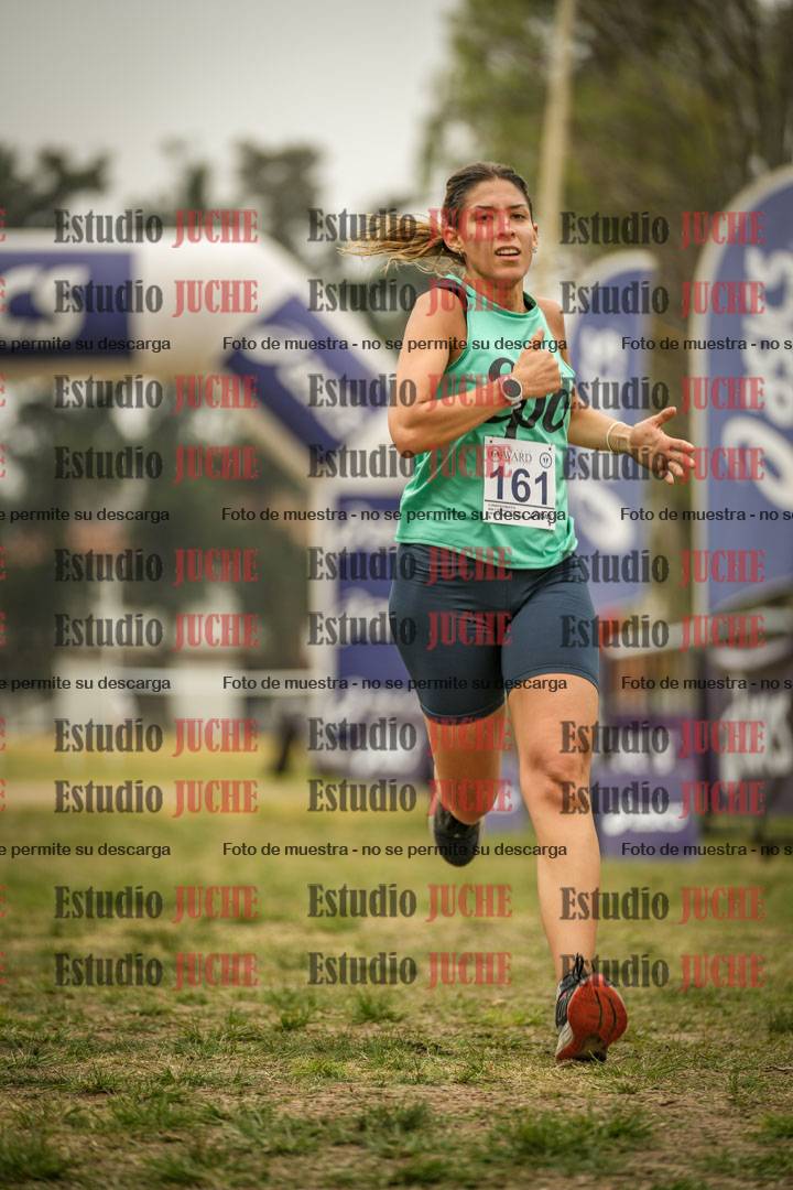 Fotos de la llegada del cross de 6000 m - running teams mujeres y varones
