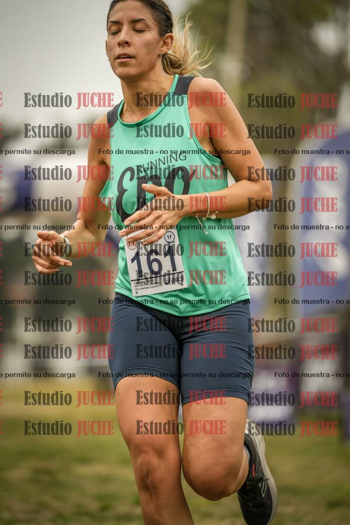 Fotos de la llegada del cross de 6000 m - running teams mujeres y varones