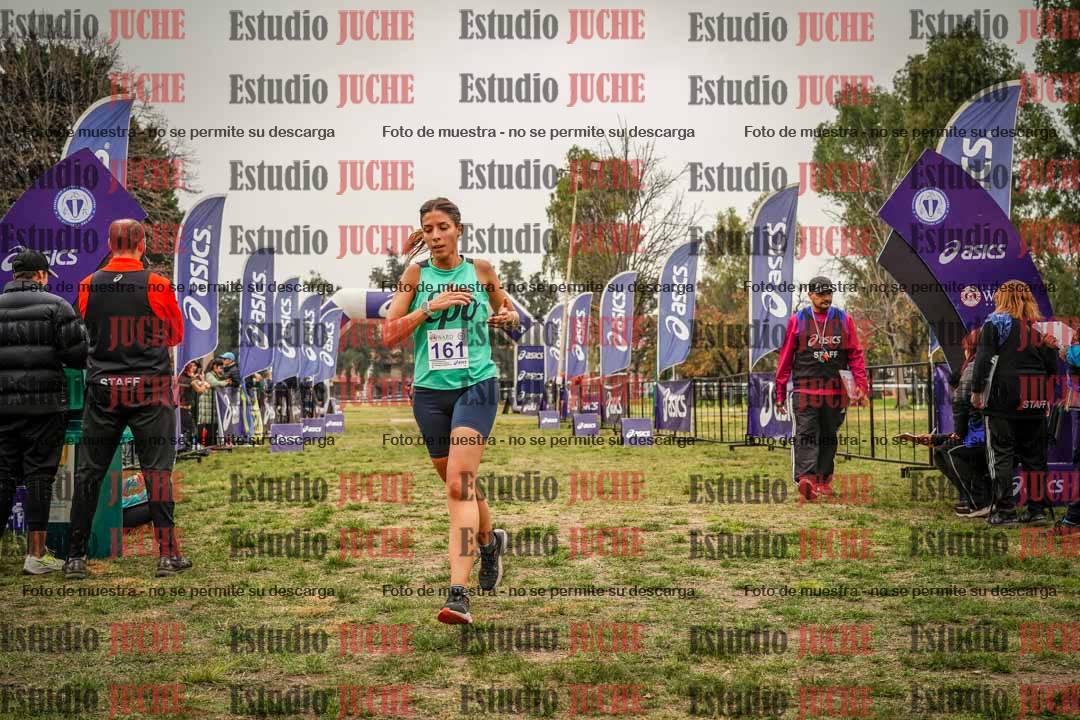 Fotos de la llegada del cross de 6000 m - running teams mujeres y varones