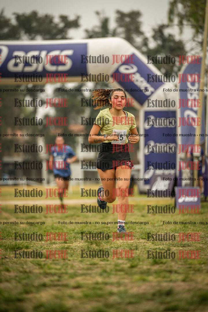 Fotos de la llegada del cross de 6000 m - running teams mujeres y varones