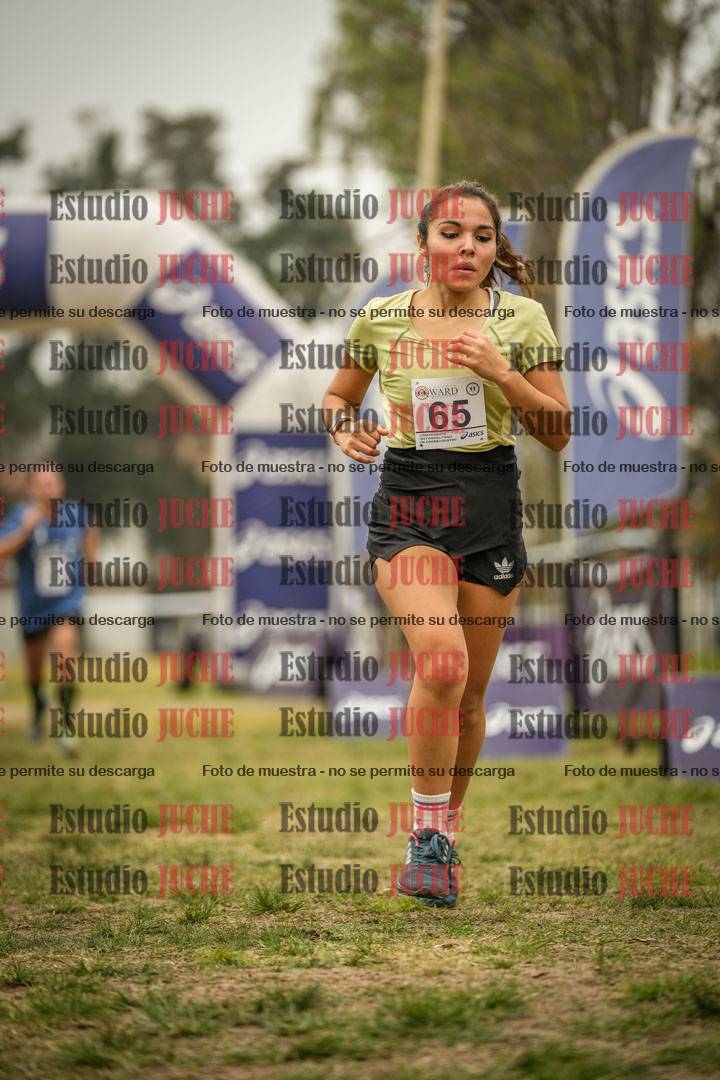 Fotos de la llegada del cross de 6000 m - running teams mujeres y varones