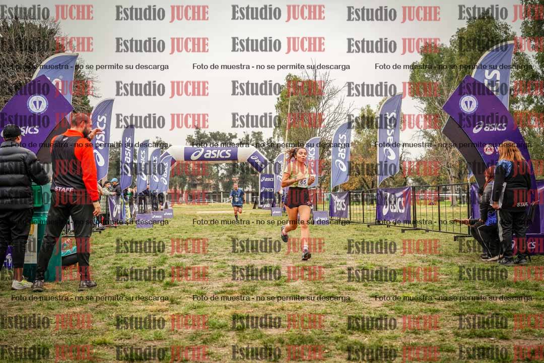 Fotos de la llegada del cross de 6000 m - running teams mujeres y varones
