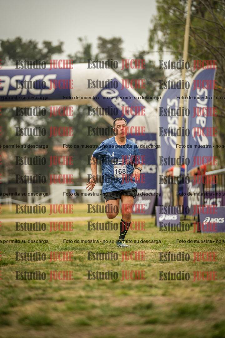 Fotos de la llegada del cross de 6000 m - running teams mujeres y varones