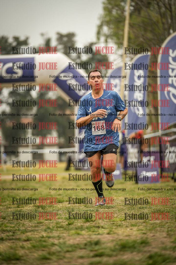 Fotos de la llegada del cross de 6000 m - running teams mujeres y varones