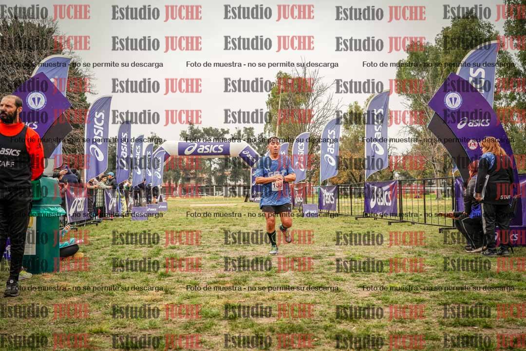 Fotos de la llegada del cross de 6000 m - running teams mujeres y varones