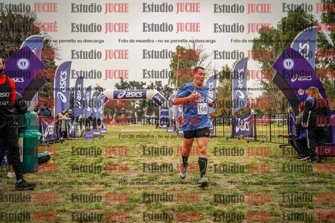 Fotos de la llegada del cross de 6000 m - running teams mujeres y varones