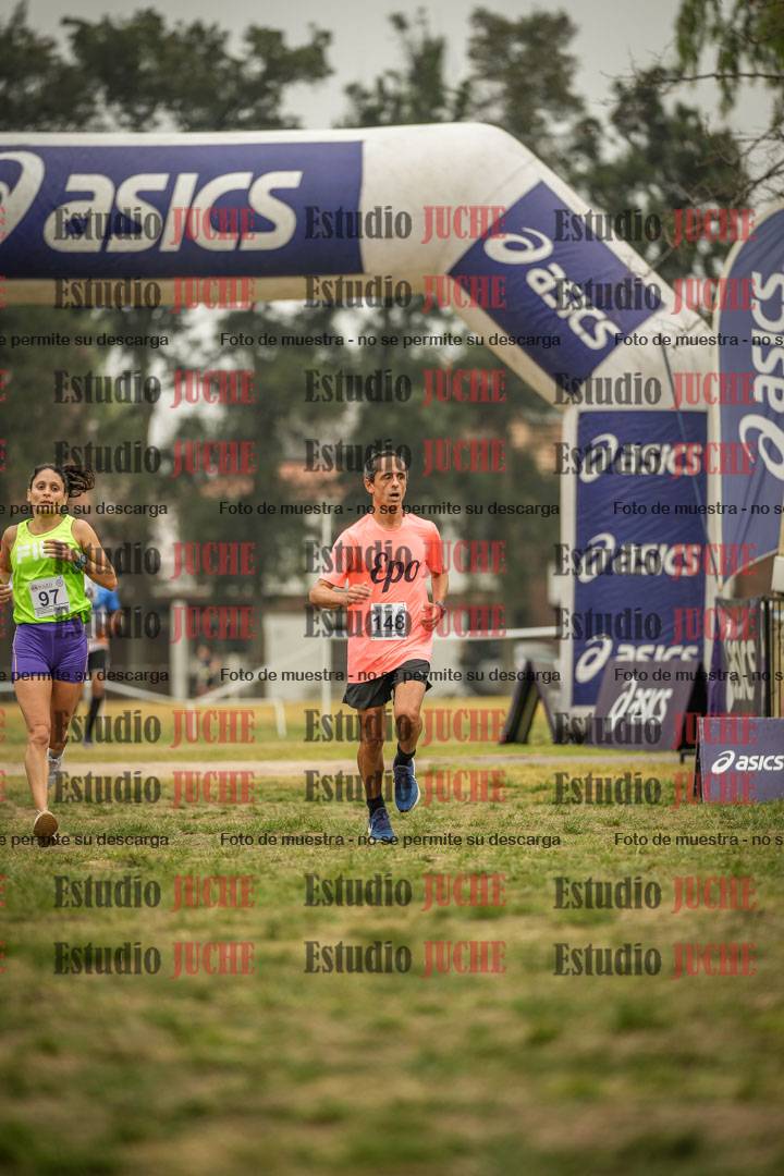 Fotos de la llegada del cross de 6000 m - running teams mujeres y varones