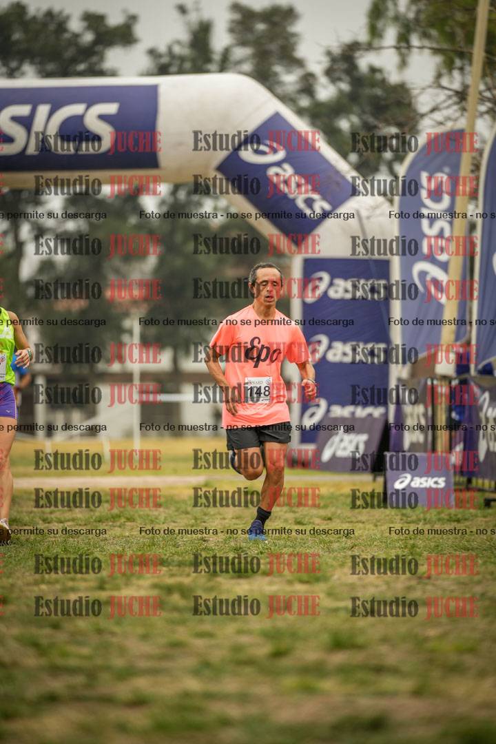 Fotos de la llegada del cross de 6000 m - running teams mujeres y varones