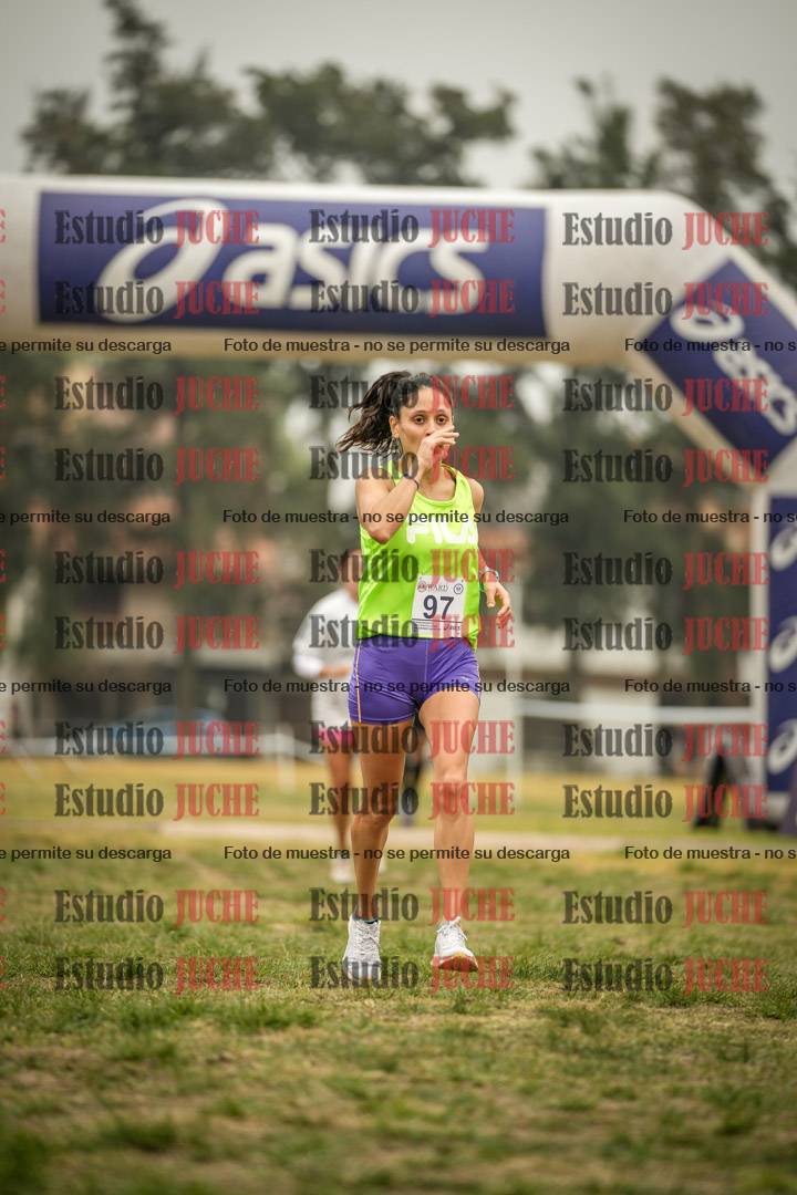 Fotos de la llegada del cross de 6000 m - running teams mujeres y varones