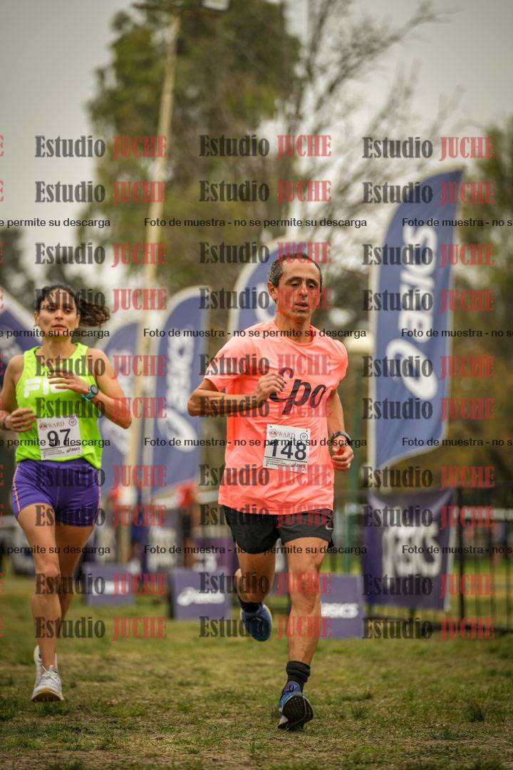 Fotos de la llegada del cross de 6000 m - running teams mujeres y varones