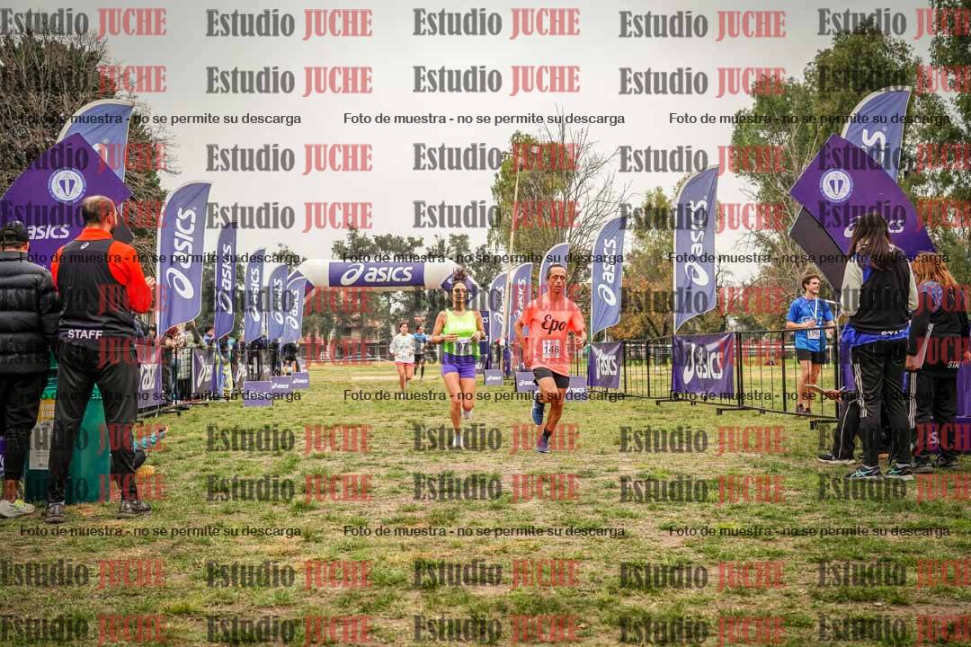 Fotos de la llegada del cross de 6000 m - running teams mujeres y varones