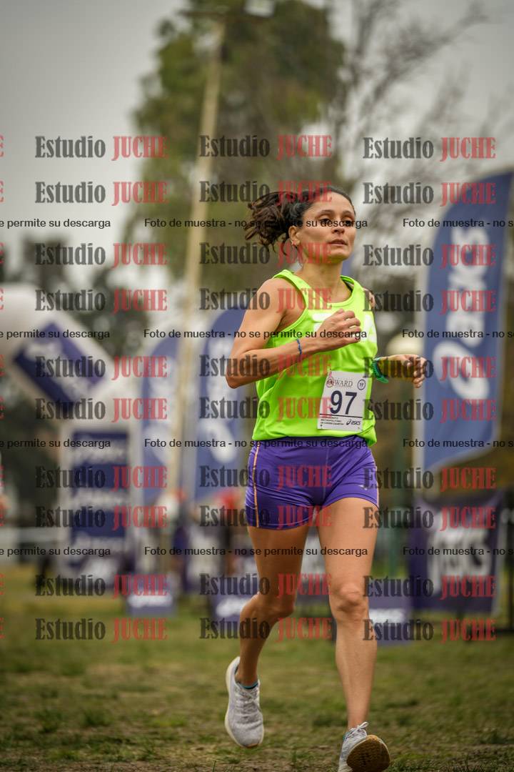 Fotos de la llegada del cross de 6000 m - running teams mujeres y varones