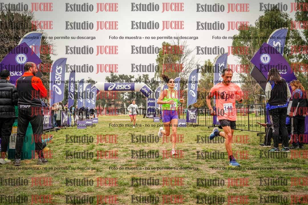 Fotos de la llegada del cross de 6000 m - running teams mujeres y varones