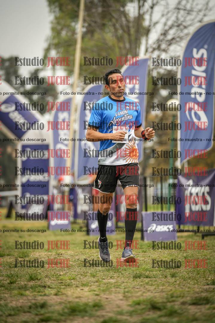 Fotos de la llegada del cross de 6000 m - running teams mujeres y varones