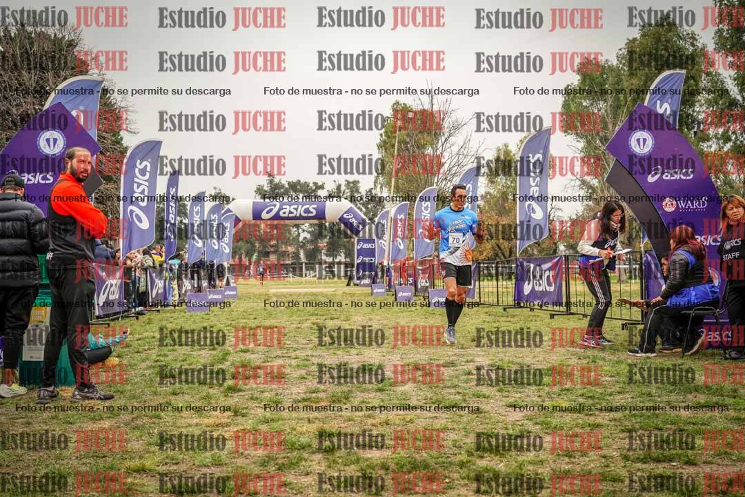 Fotos de la llegada del cross de 6000 m - running teams mujeres y varones