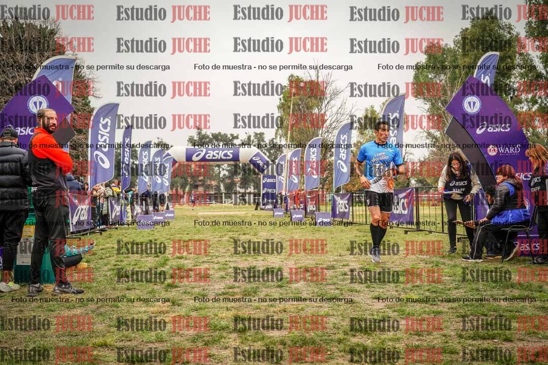 Fotos de la llegada del cross de 6000 m - running teams mujeres y varones