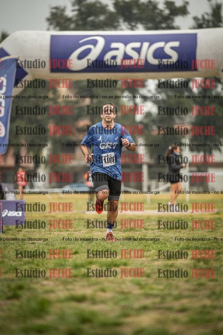 Fotos de la llegada del cross de 6000 m - running teams mujeres y varones