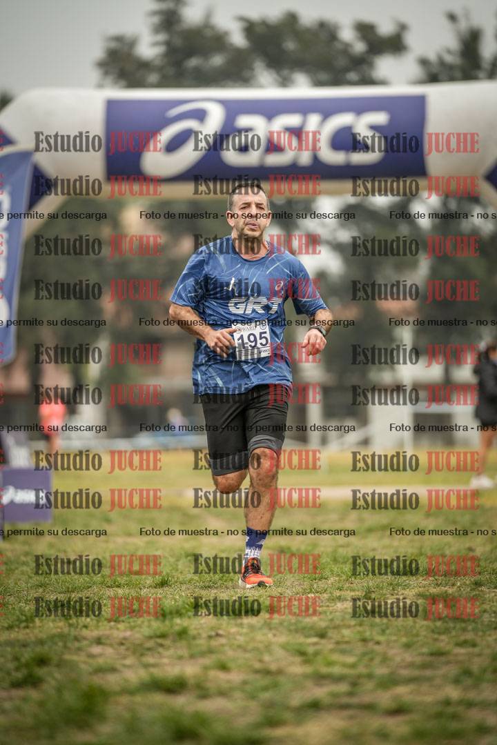 Fotos de la llegada del cross de 6000 m - running teams mujeres y varones