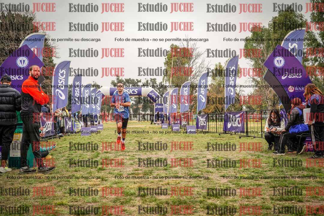 Fotos de la llegada del cross de 6000 m - running teams mujeres y varones
