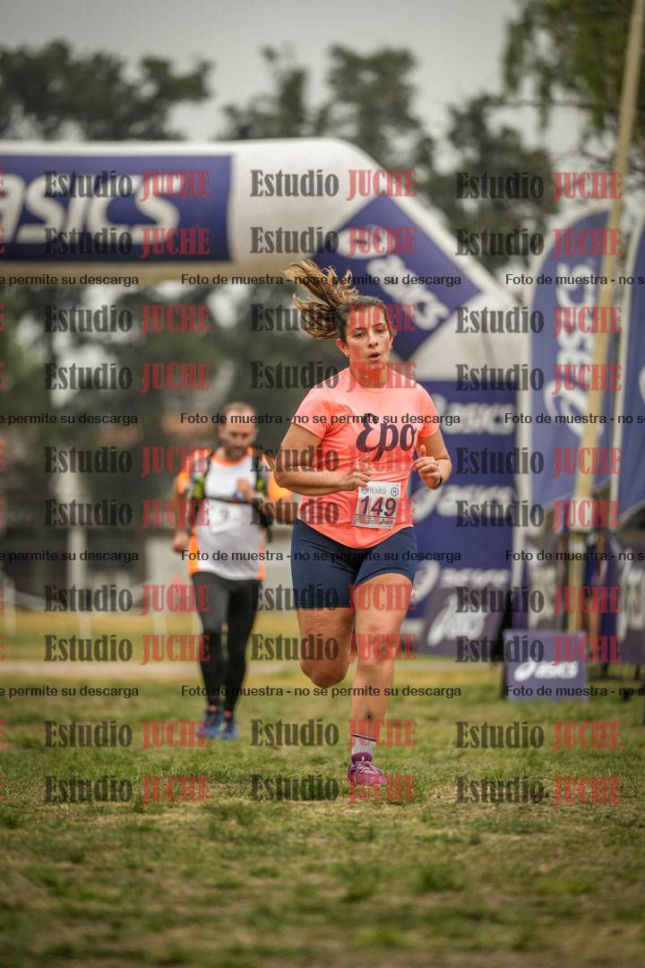 Fotos de la llegada del cross de 6000 m - running teams mujeres y varones