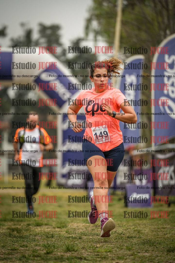Fotos de la llegada del cross de 6000 m - running teams mujeres y varones